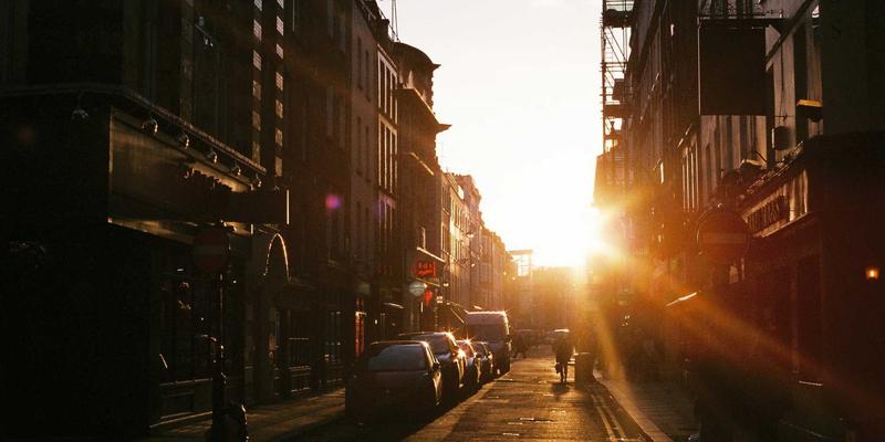 电影预告片的剪辑心理学：如何在90秒内抓住观众的心 | 电影资讯与影院纯情解析
